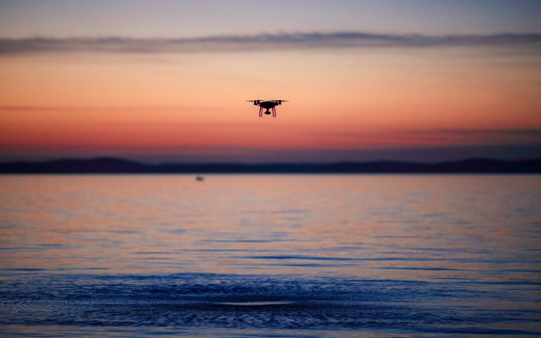 Dron do celów prywatnych. Jak ograniczyć ryzyko podczas lotu?